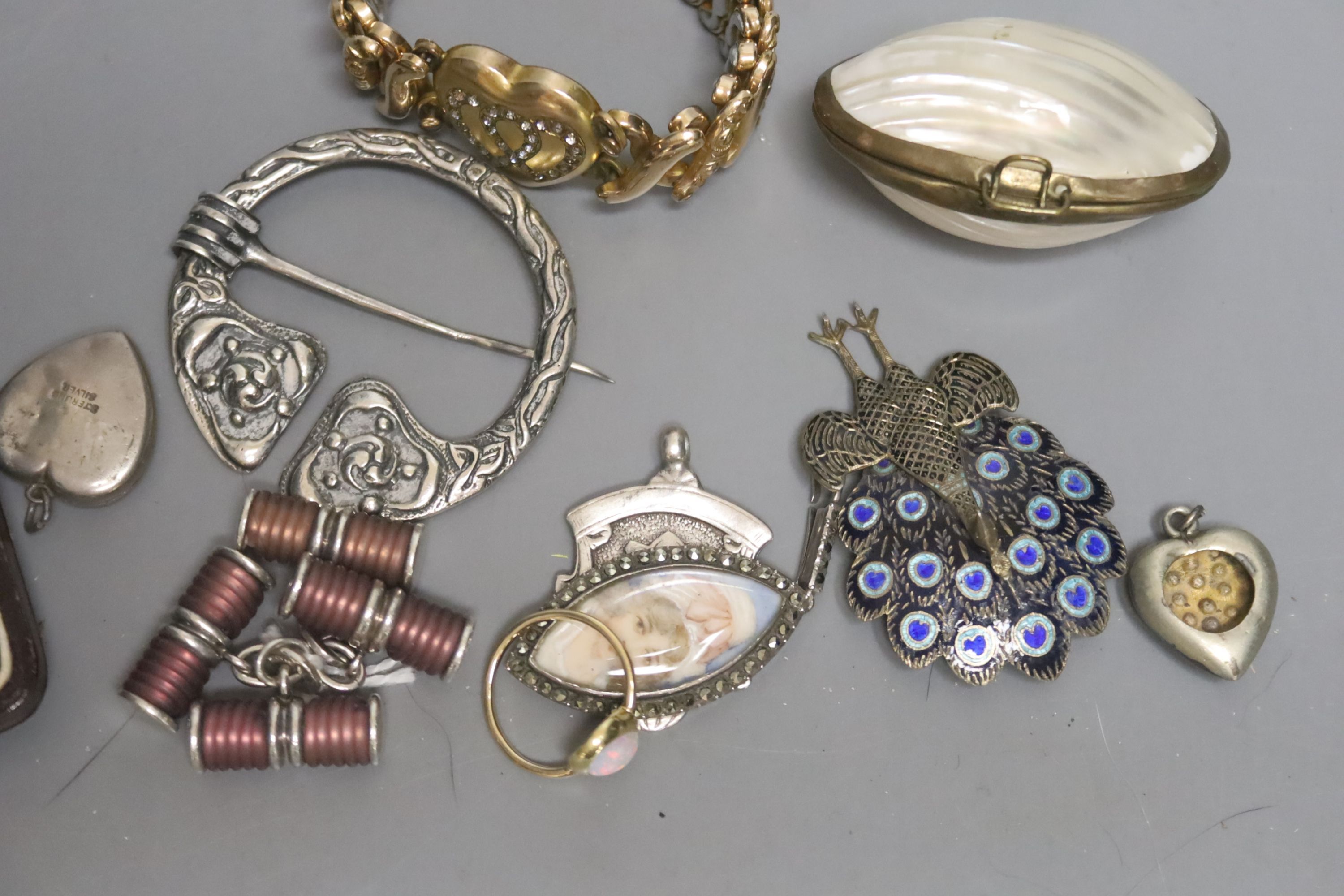 A cased set of four 9ct dress studs, a 9ct cross pendant, a yellow metal white opal ring and other jewellery,